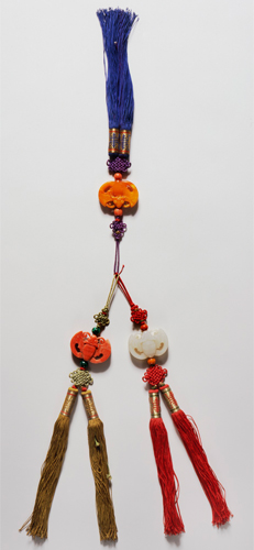 Tassel (Samjak Norigae), Corée, dynastie Joseon, début du XXe siècle. Brooklyn Museum, don de Jacqueline Miller Dunnington, 78.248. Photographie : Brooklyn Museum, 78.248_PS11.jpg, licence Creative Commons BY. Image recadrée.